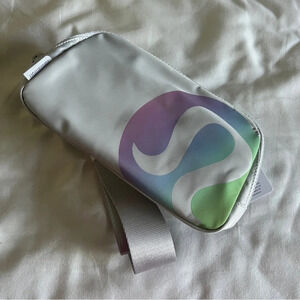 🆕 Lululemon Everywhere Belt Bag - Vapor Persian Violet